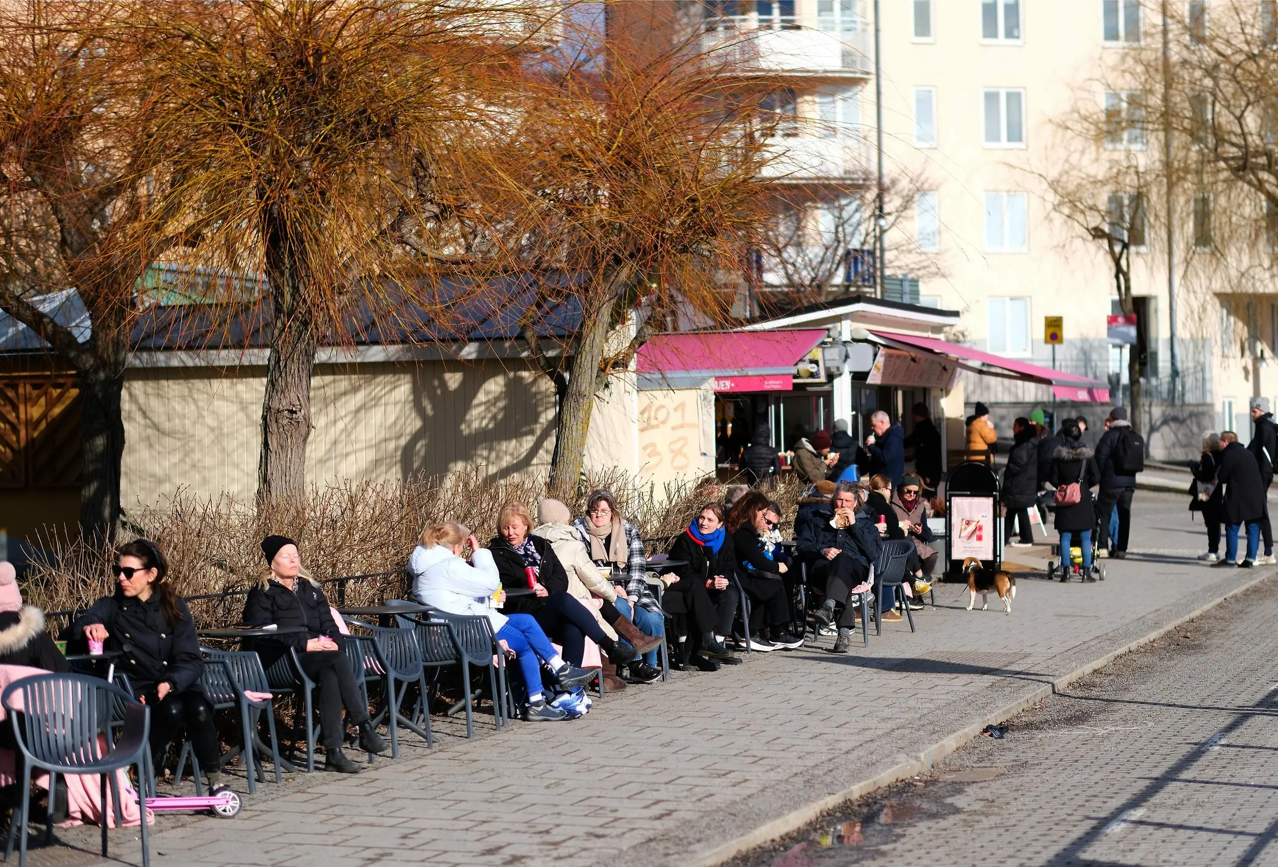 Bild som illustrerar två person som sitter i en båt.